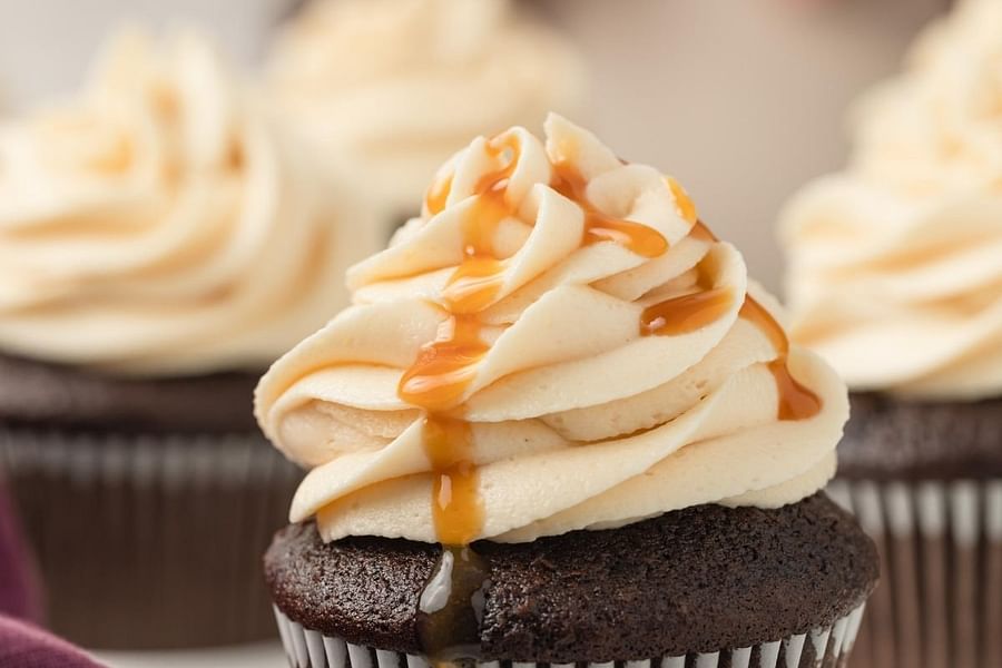 sea salt caramel drizzle dessert