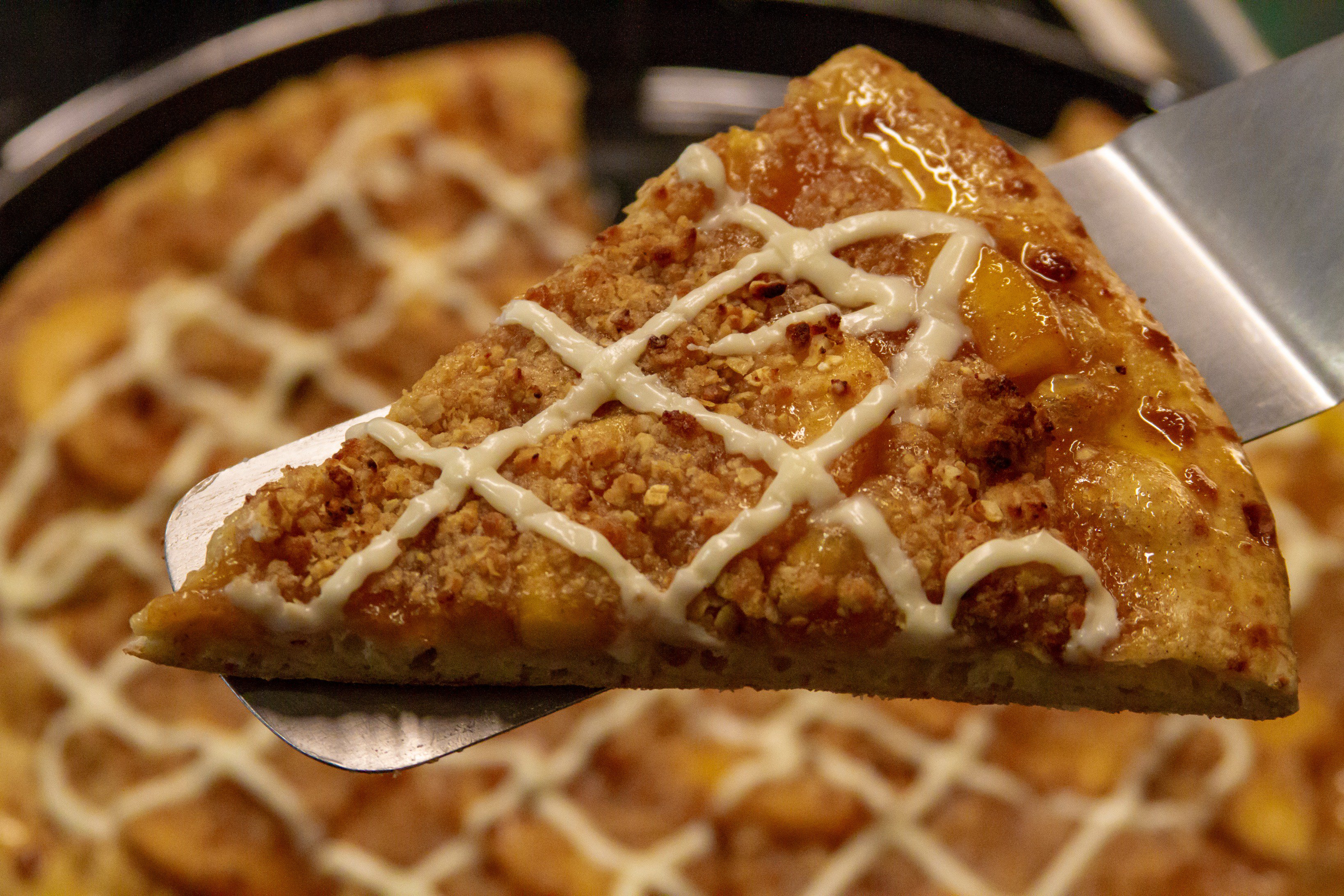 apple slices dessert pizza