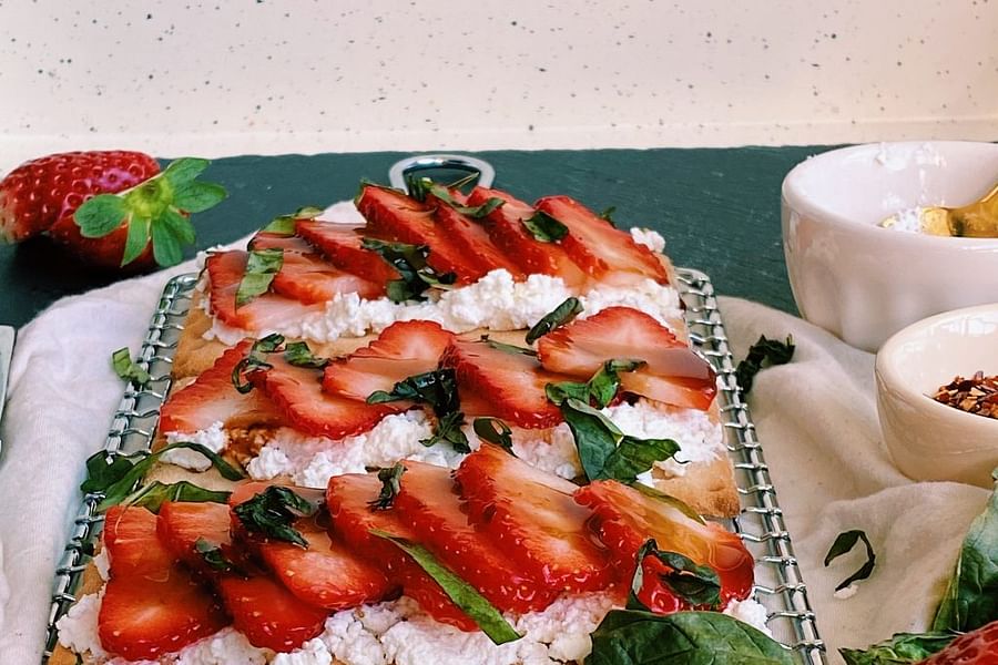 cottage cheese berries crispbread