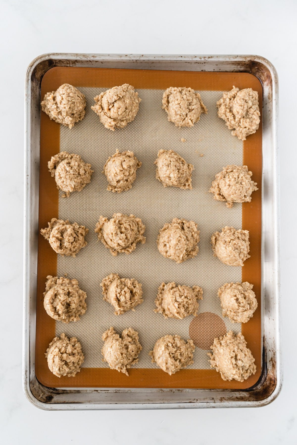 Delicious No-Bake Cookies on a Serving Tray